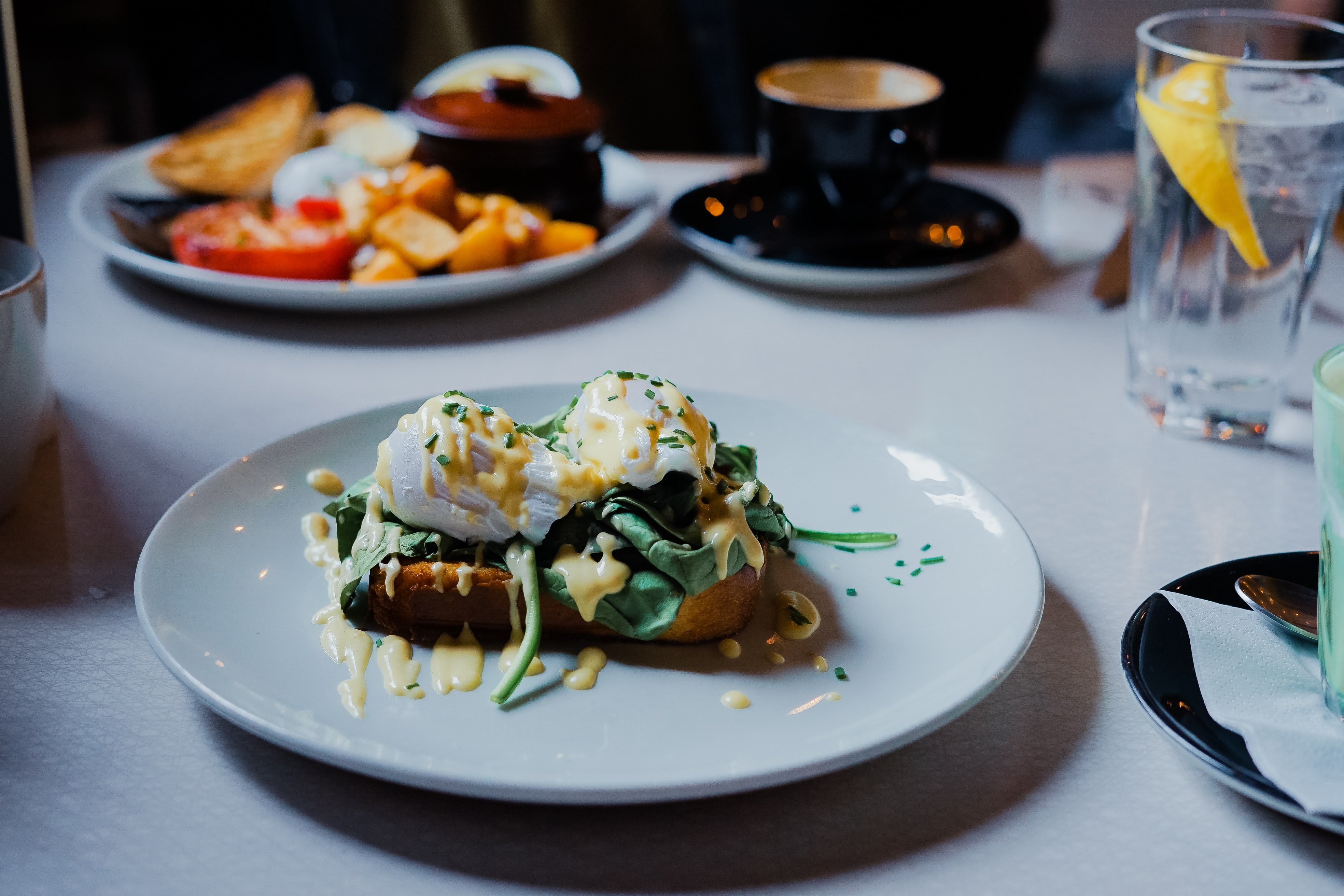 focus sur un plat d'oeufs pochés sur son lit d'épinards