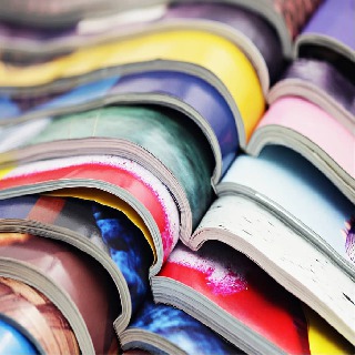 Parterre de magazines colorés