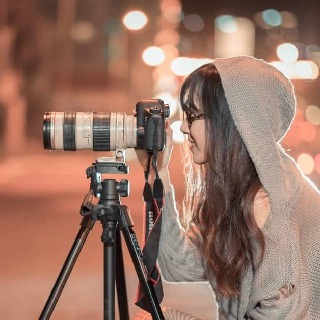 focus sur une photographe prenant un cliché
