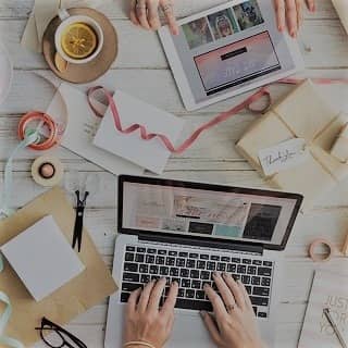 ordinateur et accessoires de travail d'un wedding planner