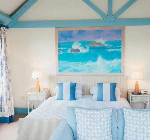 chambre lit double avec décoration sur le thème de la mer