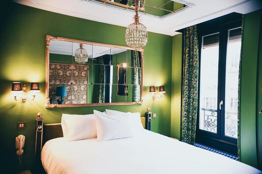 chambre atypique de couleur verte avec lit double