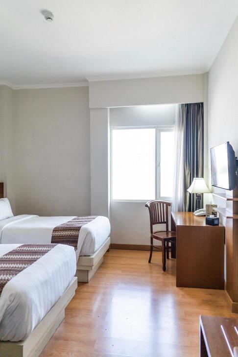 chambre avec lit double et dressing