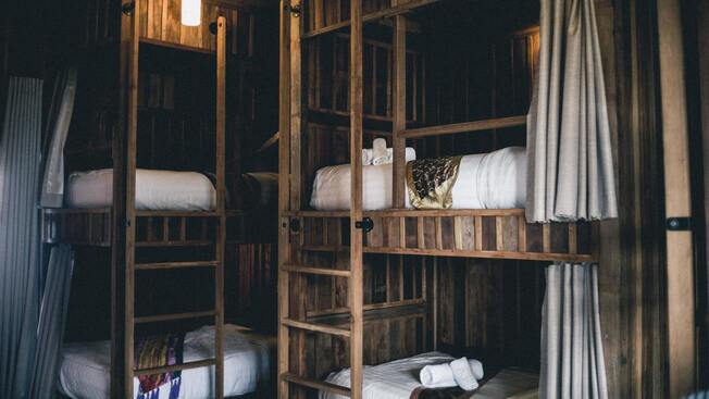 chambre d'auberge à la décoration rustique avec lits superposées