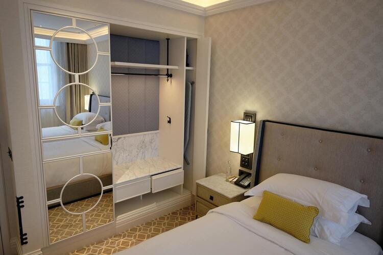 chambre avec lit double et dressing